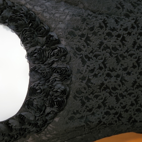 London Times Black Floral Desiner Dress Black Rose Neckline Size 10 - Picture 3 of 12